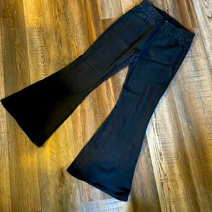 Womens/Junior Umgee flair leg  black pull on pant.